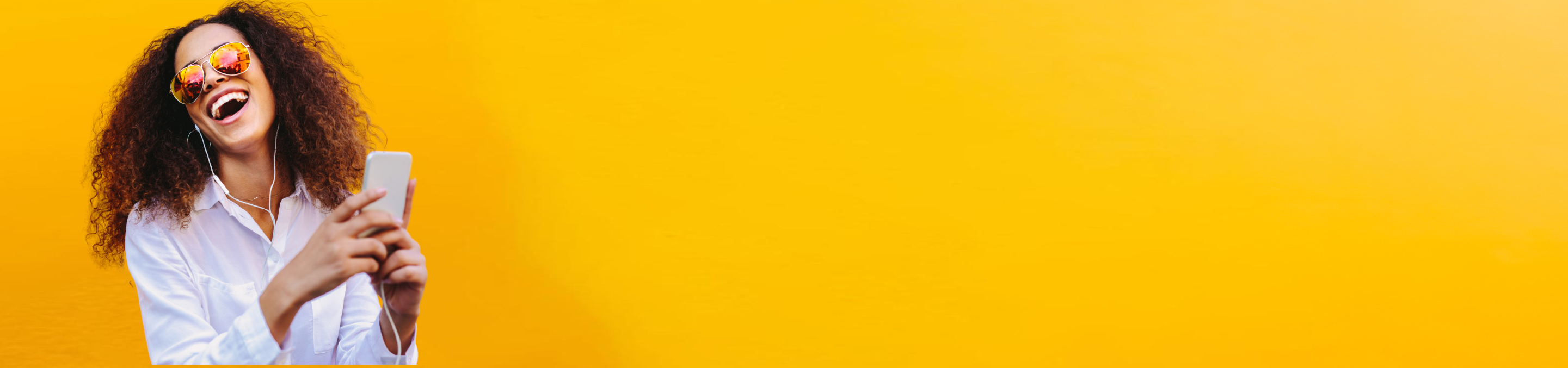 Header site Kantar Media, femme joyeuse