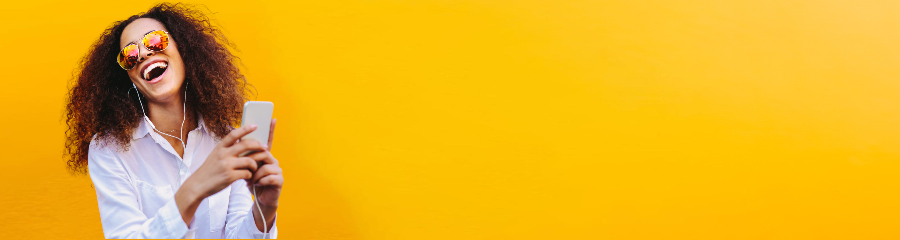 Header site Kantar Media, femme joyeuse
