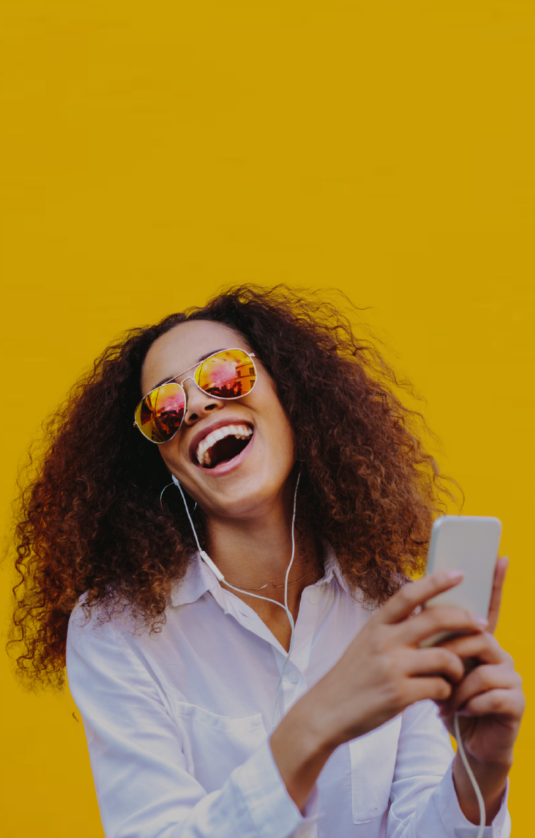 Header site Kantar Media, femme joyeuse