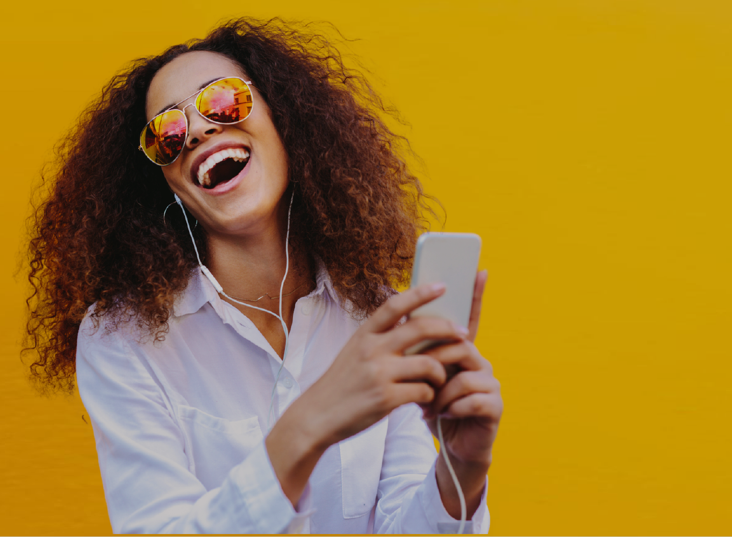 Header site Kantar Media, femme joyeuse