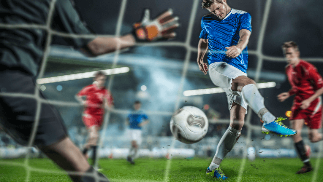 Un joueur marque un but, pour illustrer la veille des campagnes pub des sponsors du championnat, proposée par Kantar Media