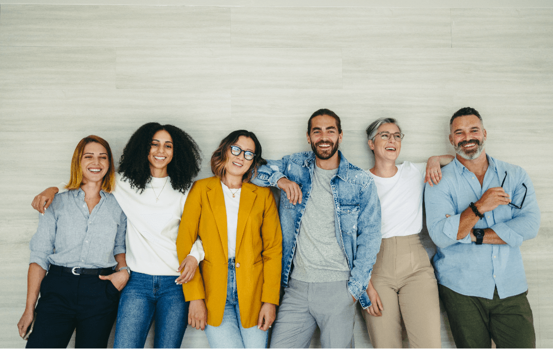 Un groupe de collaborateurs souriants et unis, illustrant l’engagement de Kantar Media en faveur de l’inclusion, du respect et de la valorisation de la diversité