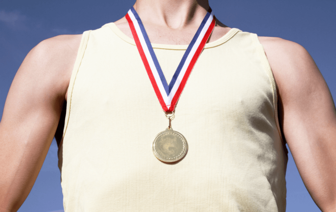 Un athlète avec une médaille pour illustrer la veille publicitaire des Jeux de Paris 2024 menée par Kantar Media