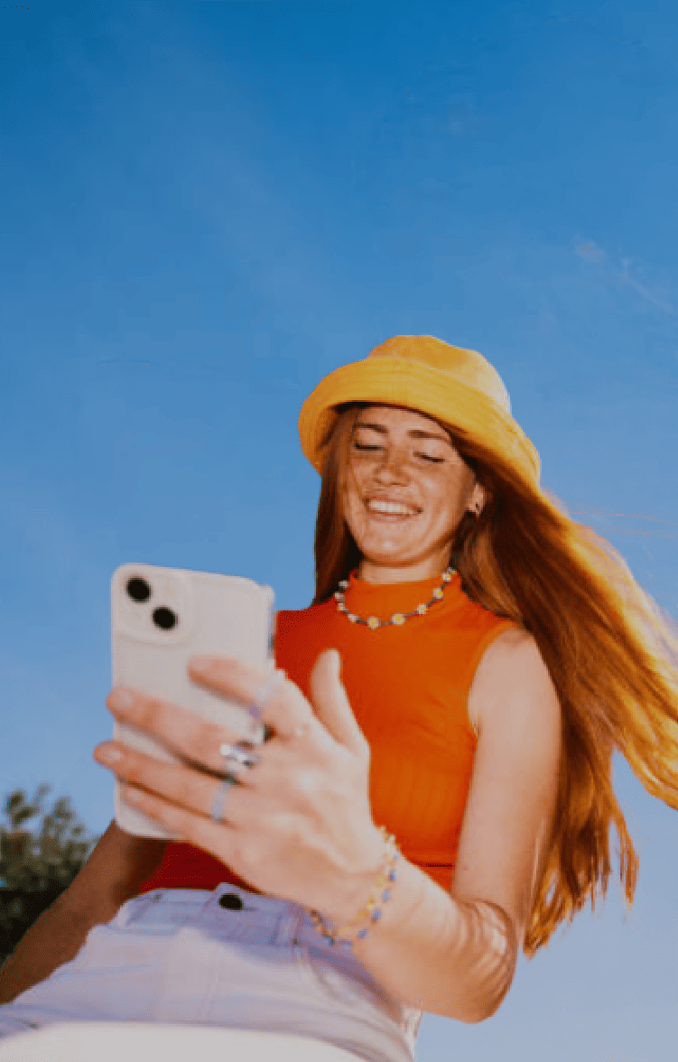 Femme avec un bob jaune/moutarde