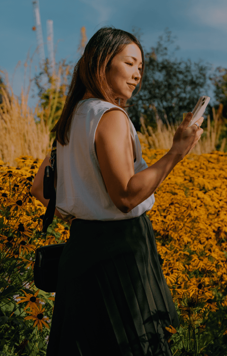 Jeune femme dans un jardin 