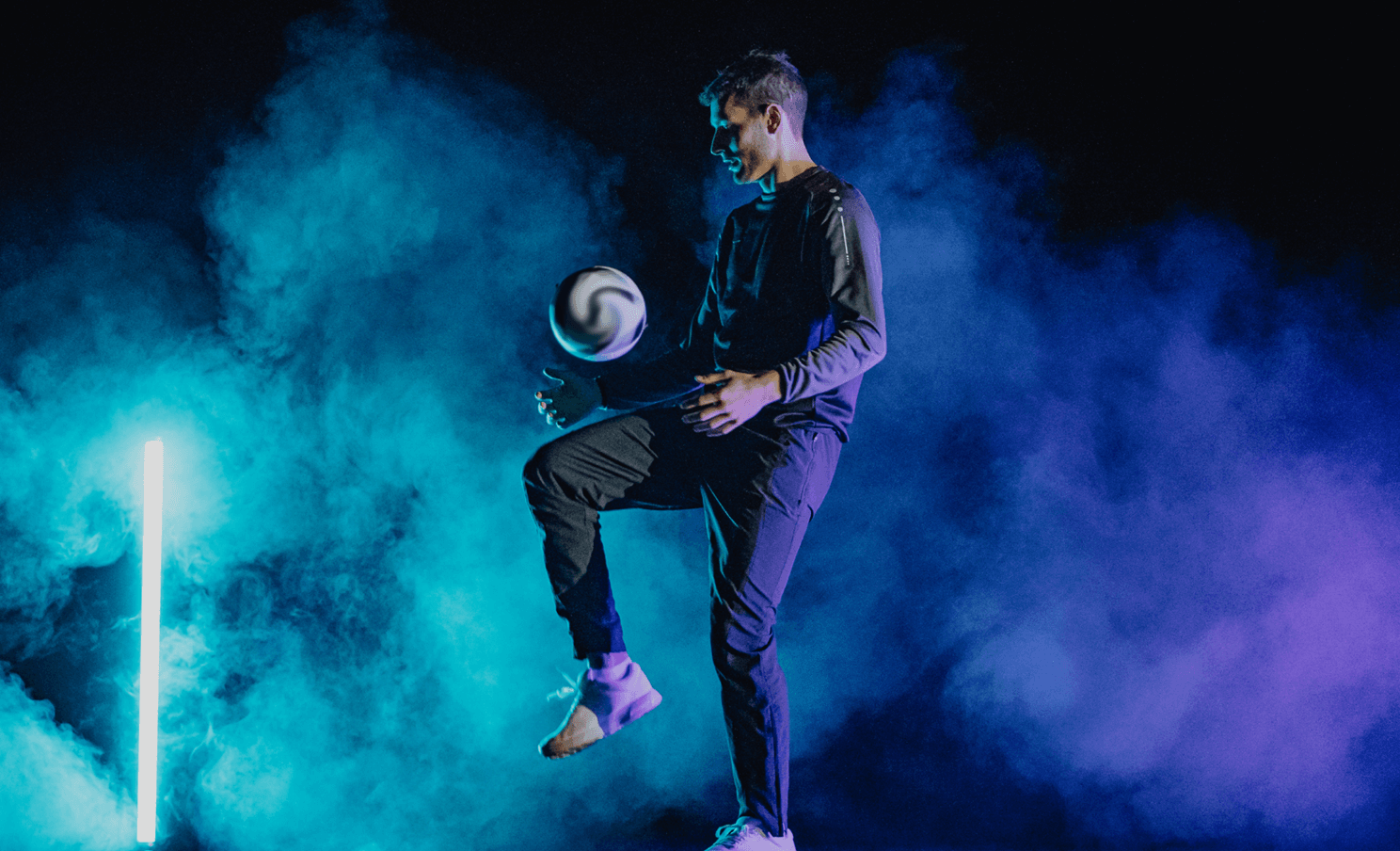 Homme avec un ballon de foot Visuel utilisé pour illustrer l'infographie des JO