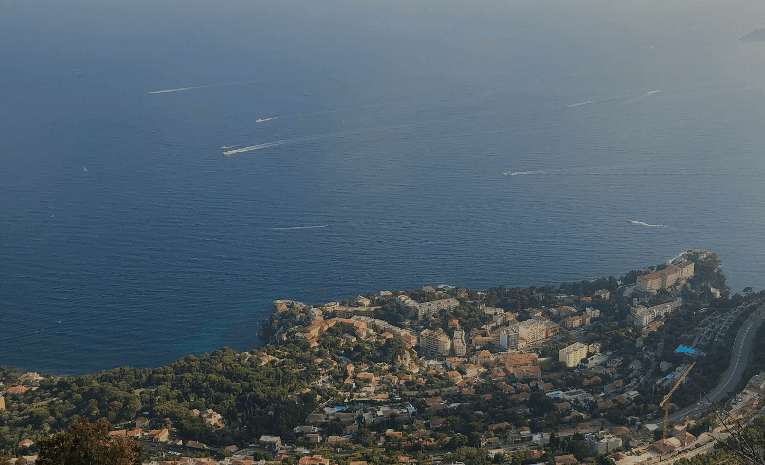 Vue aérienne d’un littoral méditerranéen Visuel utilisé pour illustrer une infographie sur la Veille locale Kantar Media