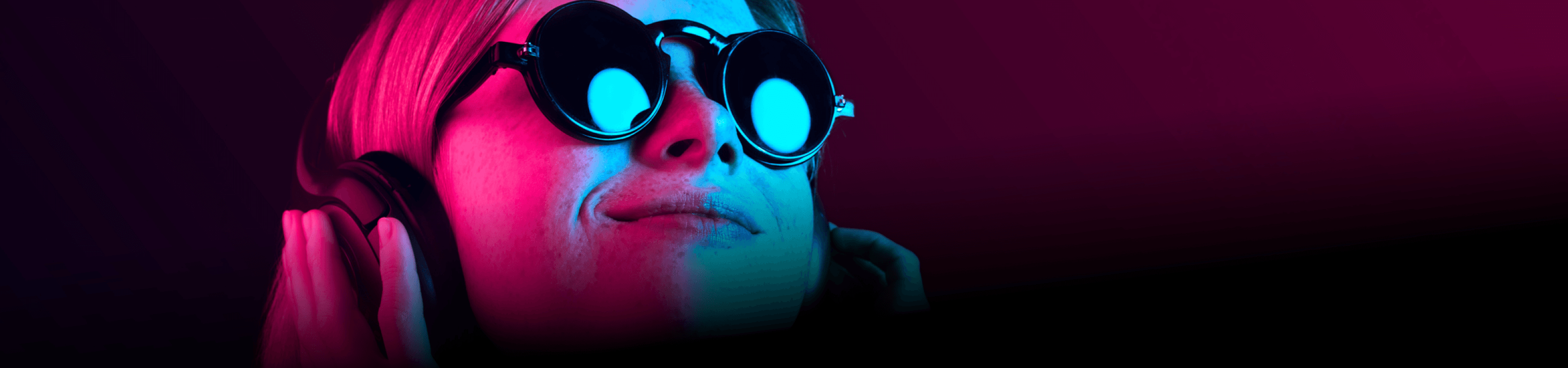 Une personne écoute de la musique au casque, pour illustrer le Baromètre de l’Audio Digital 2023 réalisé par Kantar Media