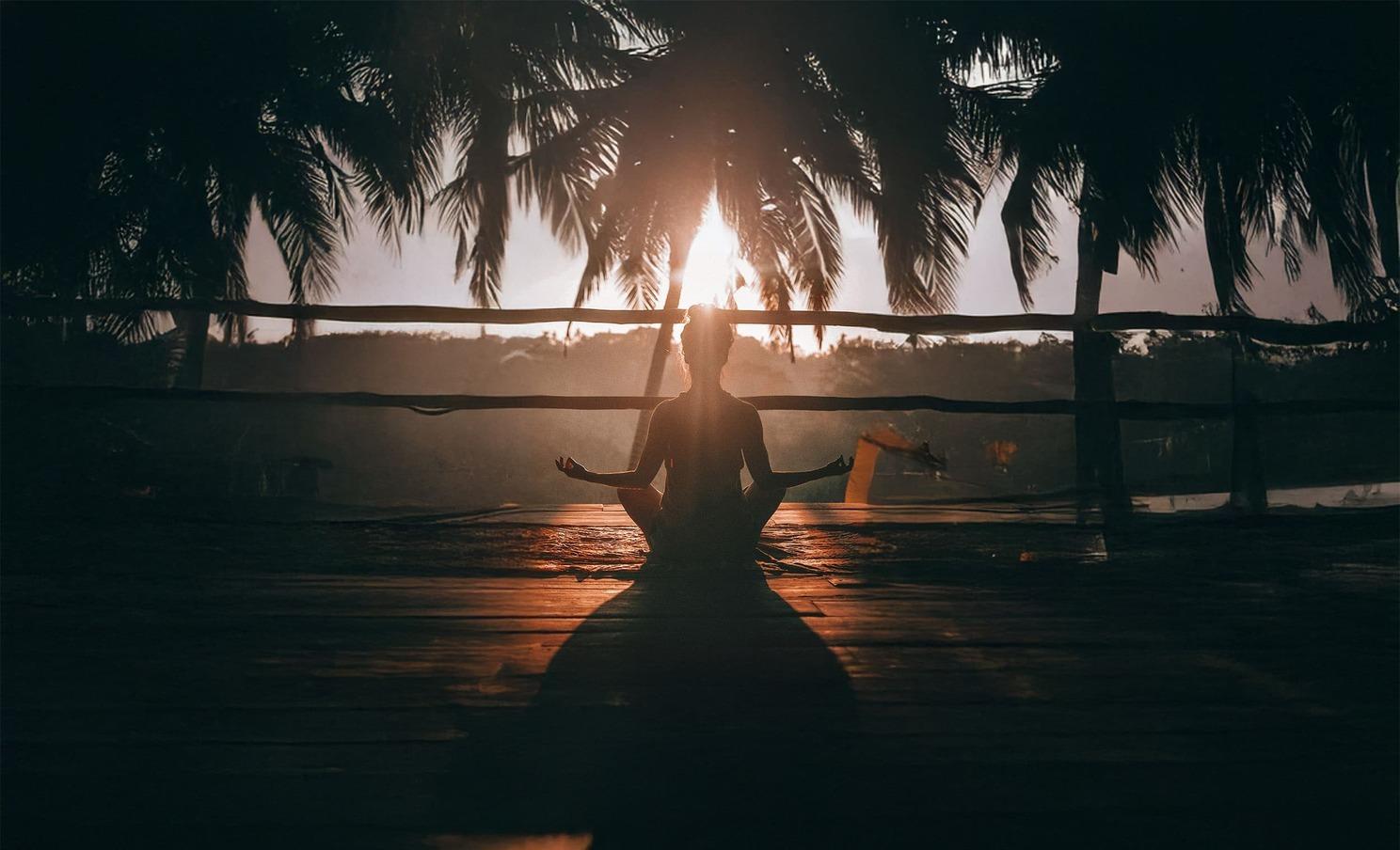 Femme qui fait du yoga / médite