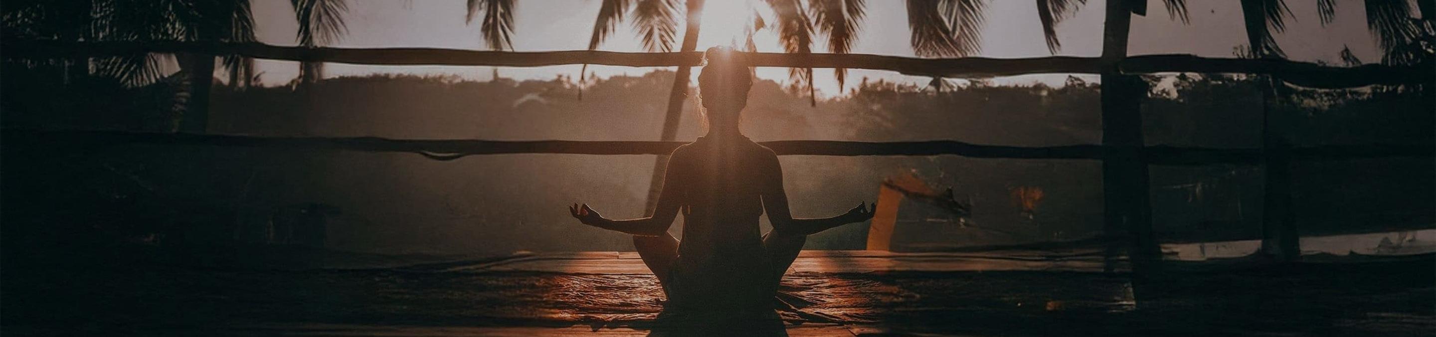 Femme qui fait du yoga / médite