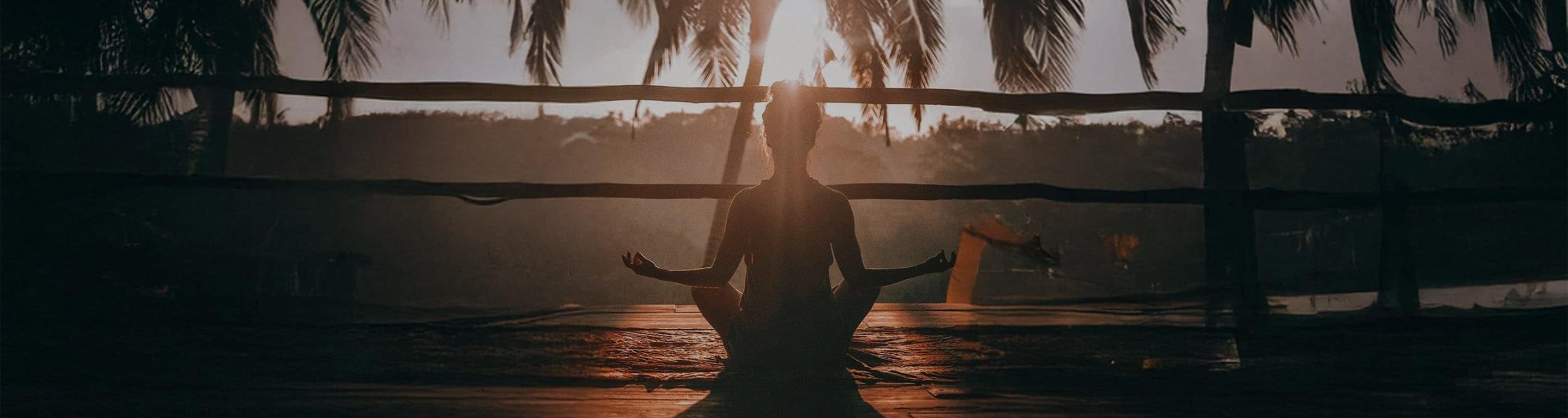 Femme qui fait du yoga / médite