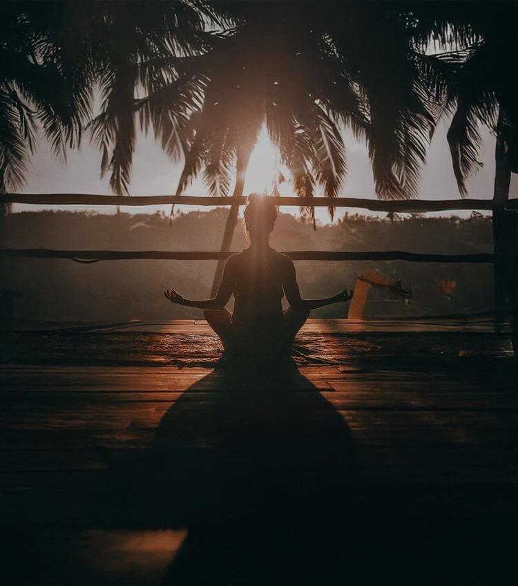 Femme qui fait du yoga / médite