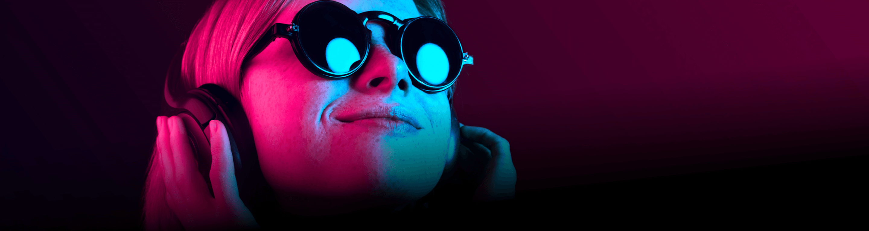 Personne avec casque, pour illustrer le Baromètre Audio Digital 2023 de Kantar Media