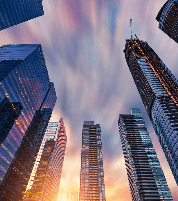 Gratte-ciel au coucher du soleil illustrant l’expansion internationale des entreprises, un sujet analysé par Kantar Media
