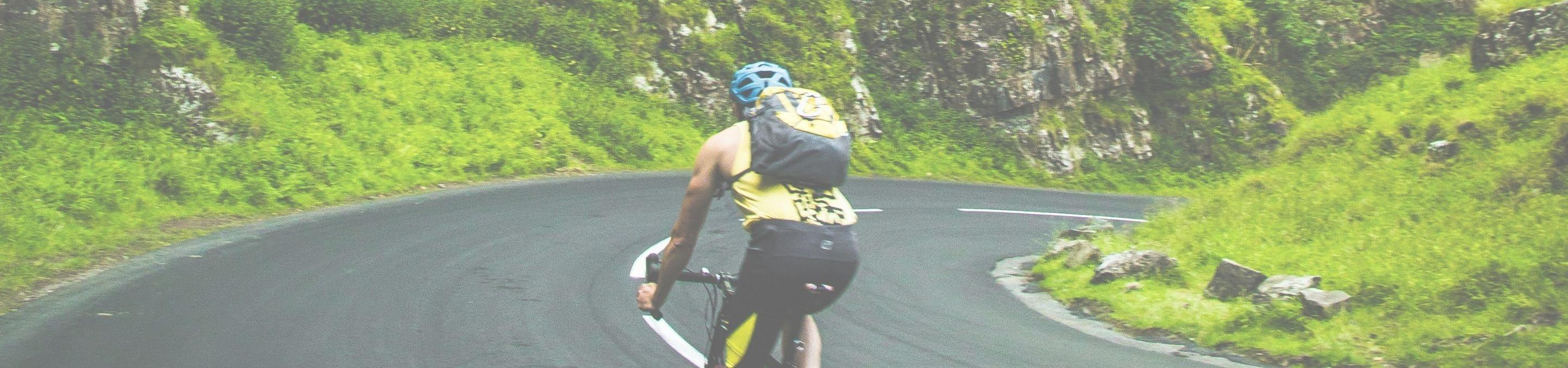 Cycliste qui roule en foret