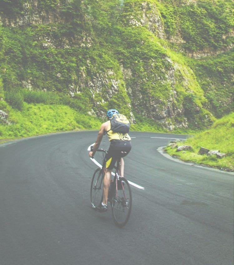 Cycliste qui roule en foret