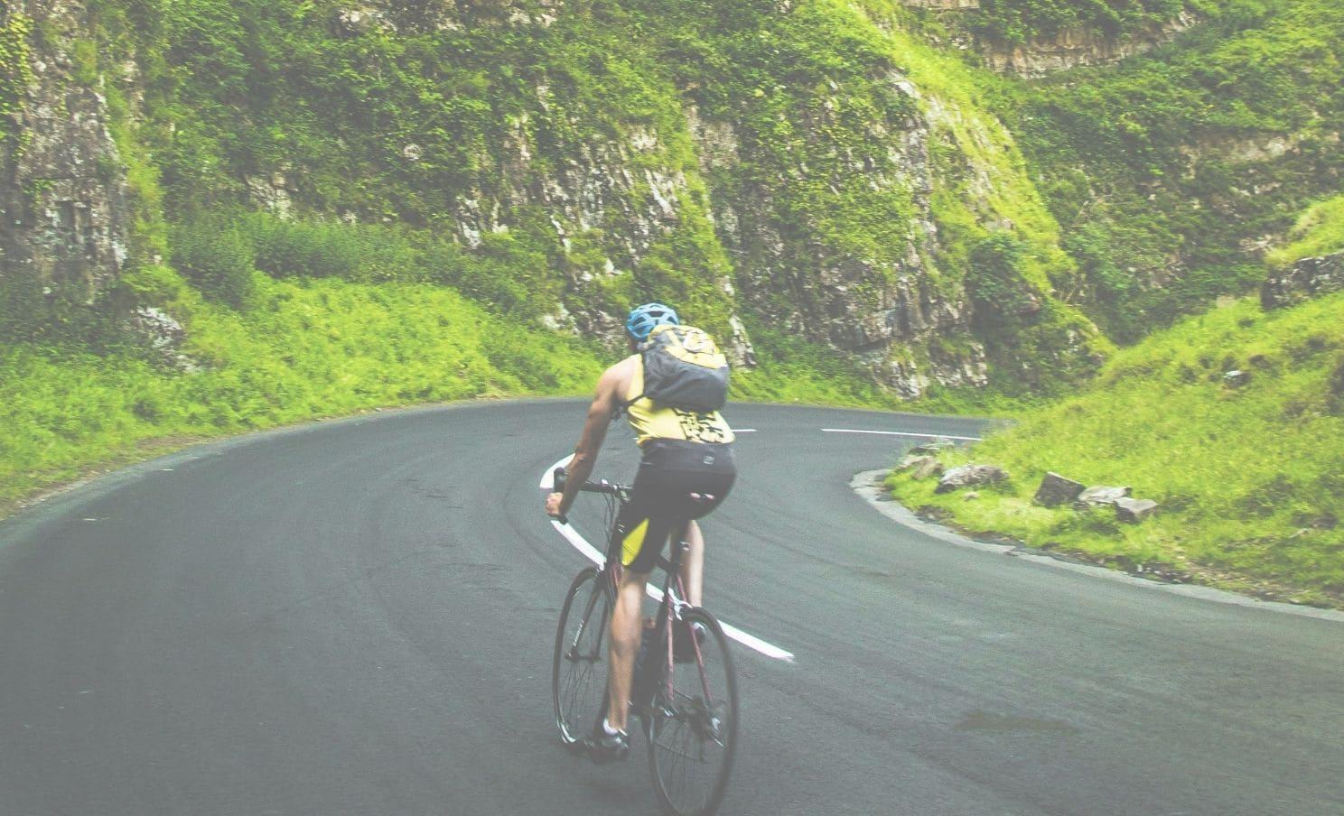 Cycliste qui roule en foret