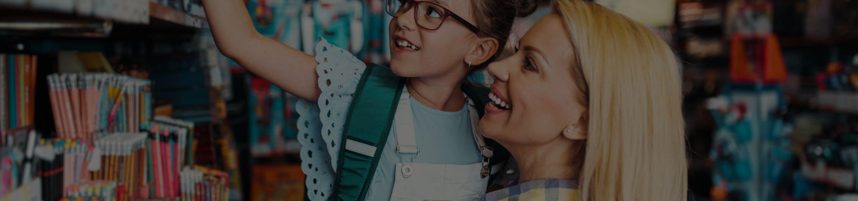 Mère et fille pendant l'achat des fournitures scolaires