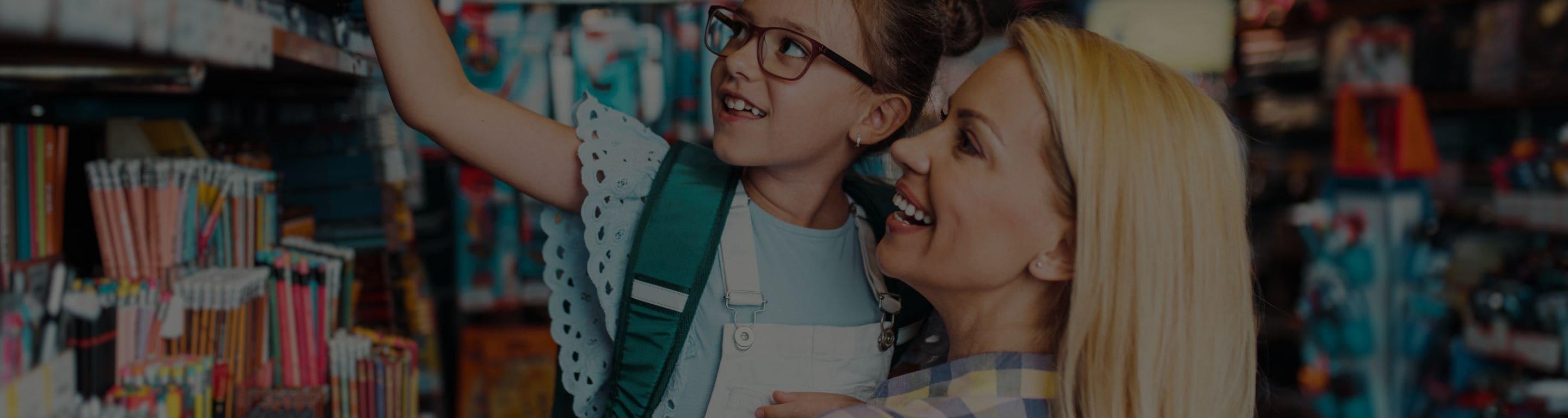 Mère et fille pendant l'achat des fournitures scolaires