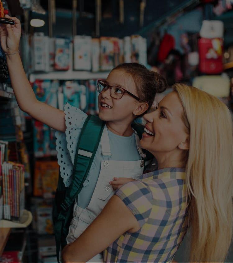 Mère et fille pendant l'achat des fournitures scolaires