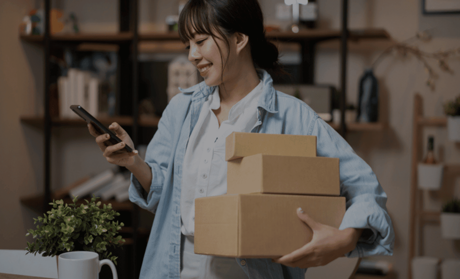 Femme recevant son colis Amazon