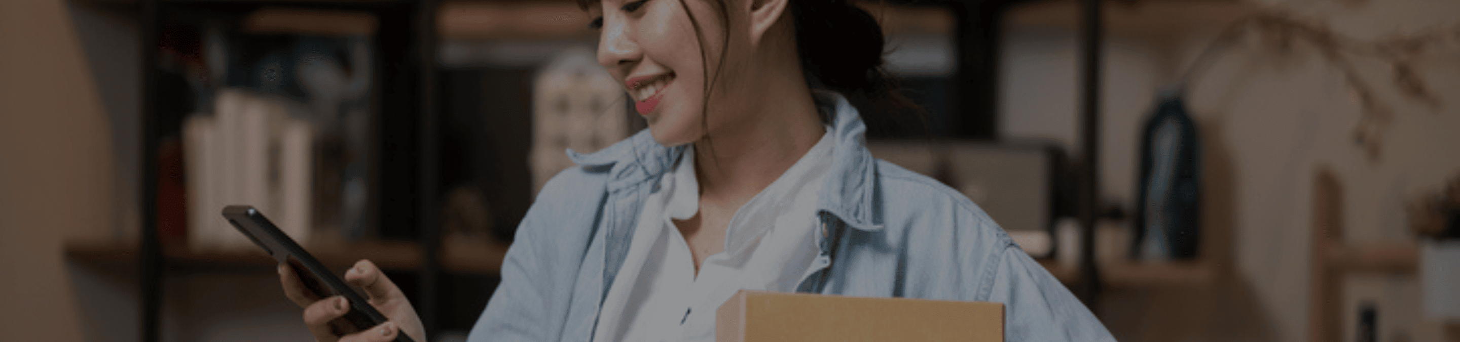 Femme recevant son colis Amazon