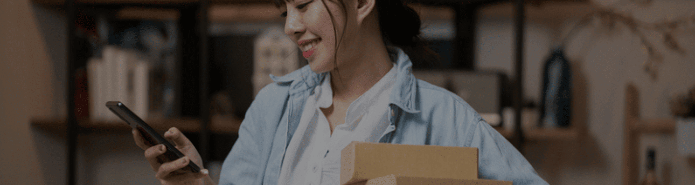 Femme recevant son colis Amazon