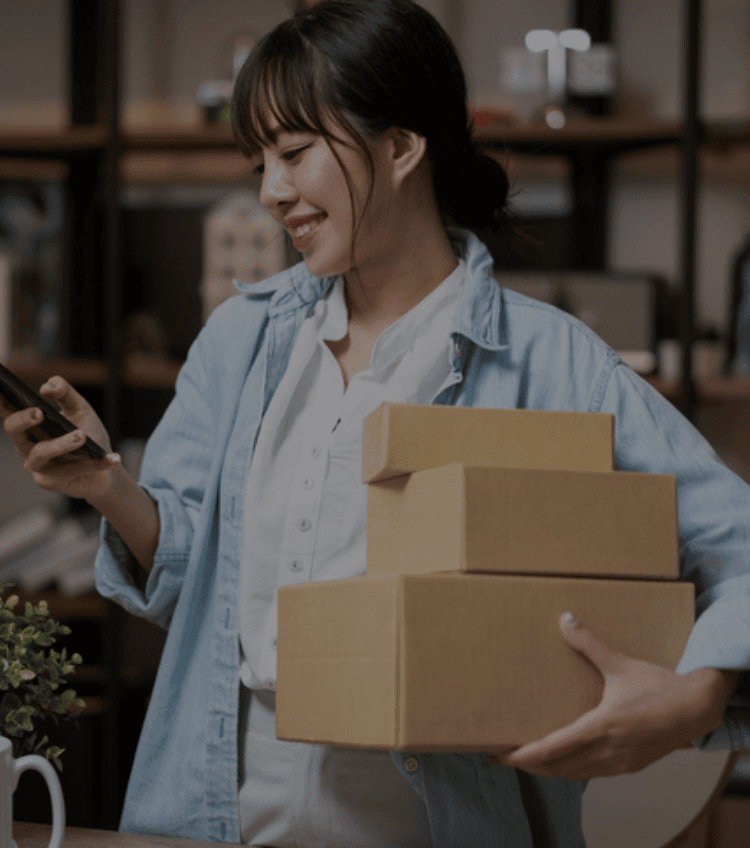 Femme recevant son colis Amazon