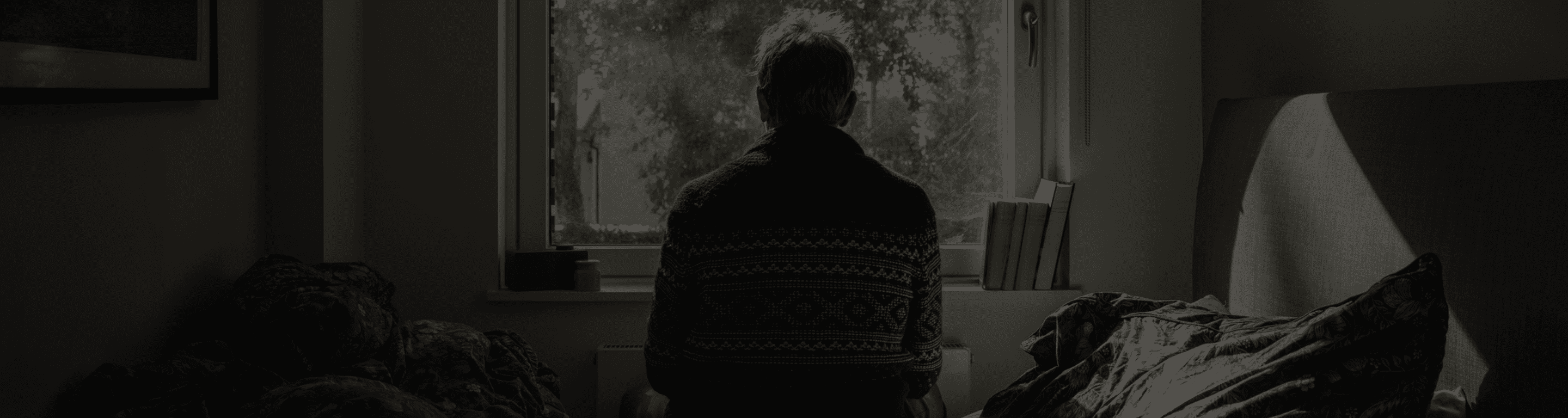 Homme seul regardant par la fenêtre