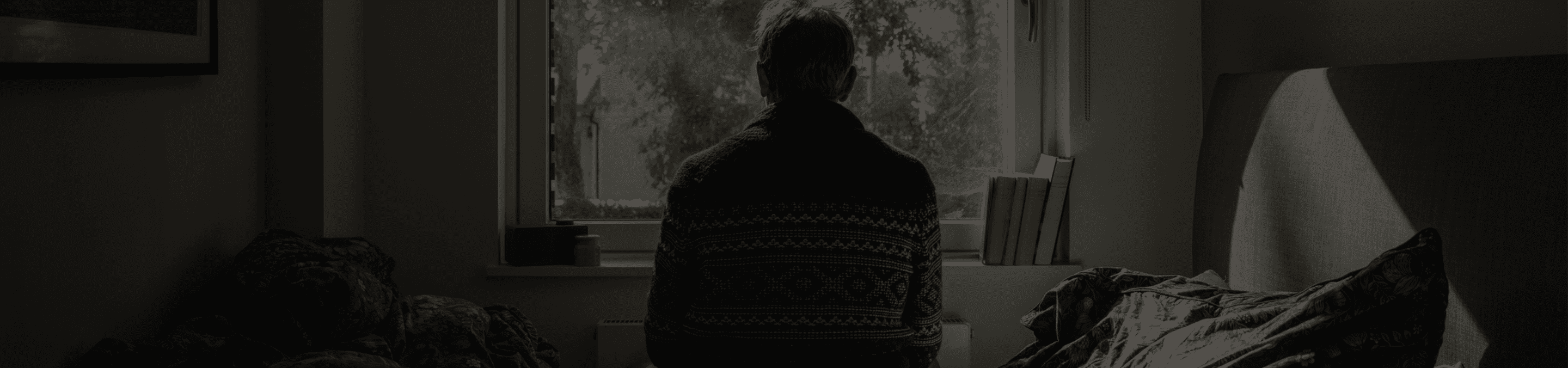 Homme seul regardant par la fenêtre